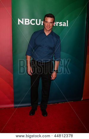 LOS ANGELES - APR 22: Eddie McClintock an NBCUniversal Sommer Pres Tages 2013 bei der Huntington-L