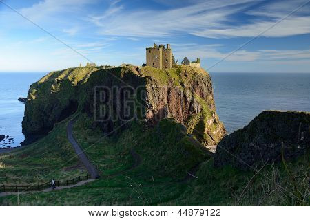 Dunnottar slot med blå himmel baggrunden