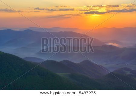 Sunset Over hegyek