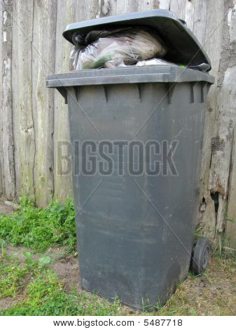 Tam çöp tenekesi
