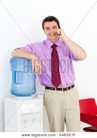 İşadamı Watercooler ile telefonda
