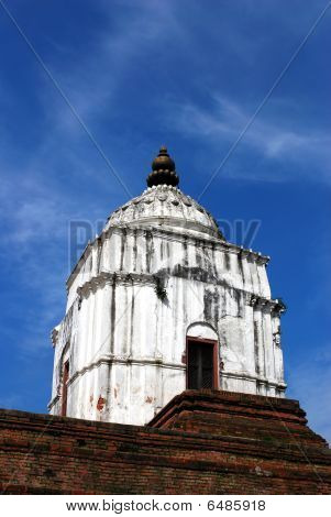 antik skulptur under blå himmel af bhaktapur durbar square, nepal