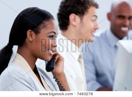 Empresária afro-americano positiva, falar ao telefone