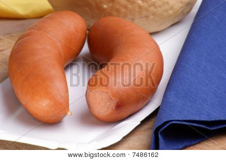 ไส้กรอก หรือที่เรียกว่า Knackwurst บนกระดาษแผ่น