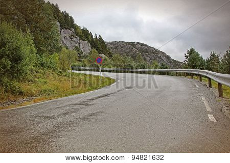 The road in misty Norway