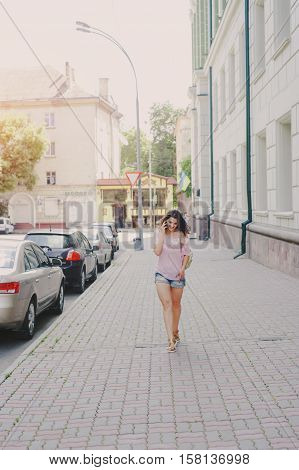 Girl does a make-up, walks in the park and photographed