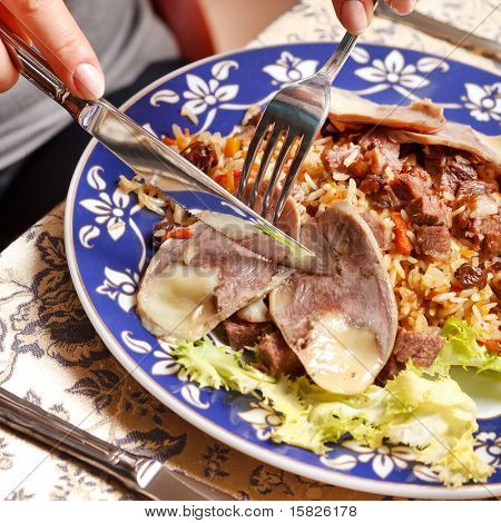 ウズベキスタン国立ディッシュ - plov 馬の肉を