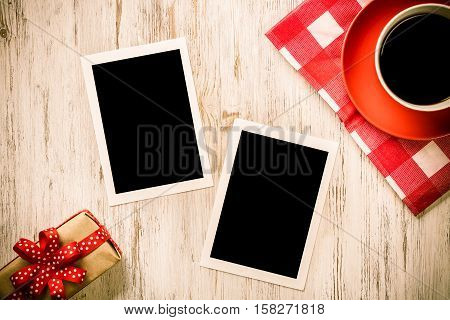 Coffee cup on napkin photos and pen on wooden table