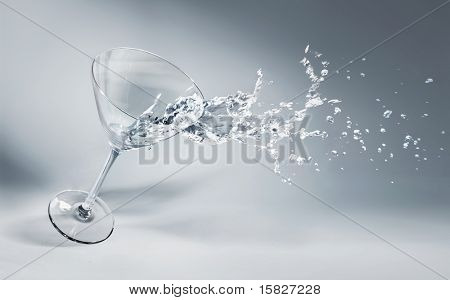 vand plaske i glas isoleret på hvid