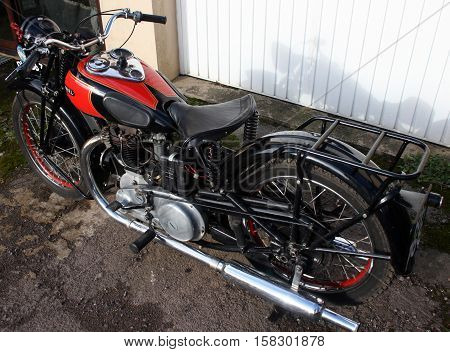Ariel 500cc Red Hunter Motorcycle. Photographed at Coleford Carnival of Transport, England. 11th April 2009. (overhead nearside view)