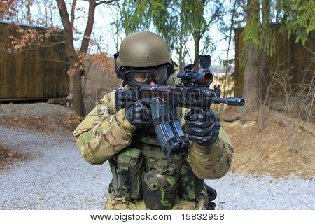 soldat med en assault rifle SA vz.58
