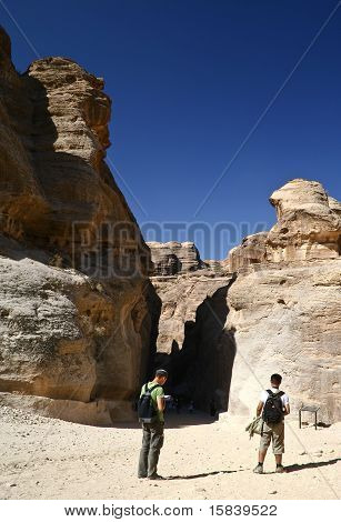 Turister gå i Gorge Petra i Jordan