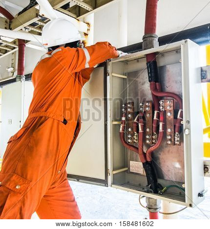 operator preventive maintenance electrical of ground connection , offshore oil and gas industry, offshore oil and rig in the sea, operator monitor production process,