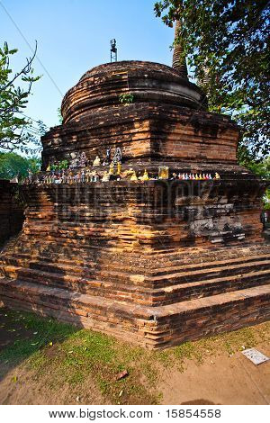 小さな仏 chediat、寺のワット ・ ヤイ チャイ Mongkol Ay の麓に置かれるお土産
