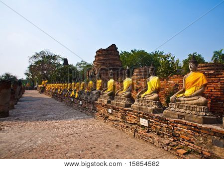 仏の彫像で、寺のワット ・ ヤイ チャイ Mongkol アユタヤ バンコクの近くで