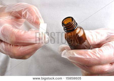 Personale sanitario con guanto monouso con pillola apri bottiglia