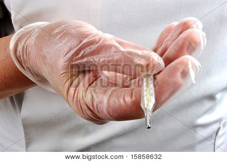 Personale medico mantiene termometro con guanto monouso