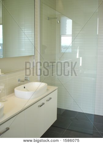 Ducha y baño vanidad