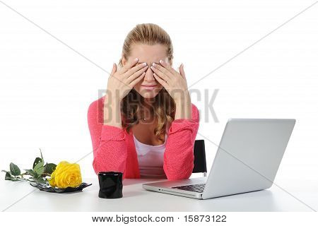 Donna piangente a un computer
