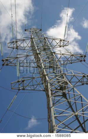 Højspændings Mast på baggrund af de overskyede himmel