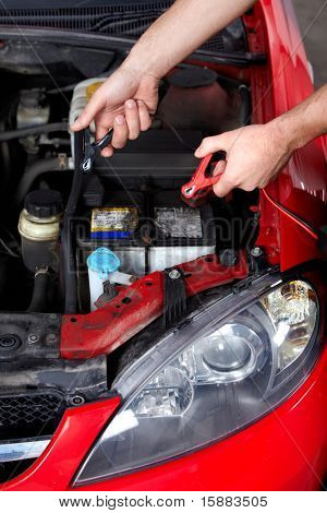 Komea mekaanikko työskentelee kuorma-auto.