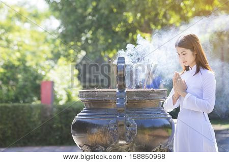 vietnam girl pray in Thien Mu temple hue town