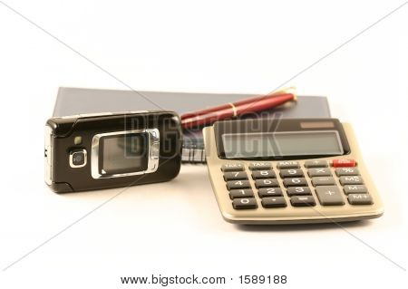 A caneta, caderno, a calculadora e celular