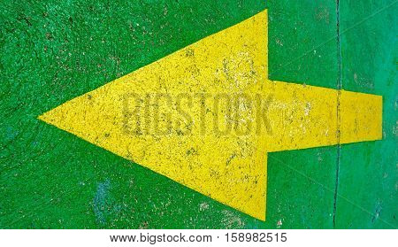 Big yellow arrow on the green background pointing to the left