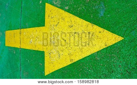 Big yellow arrow on the green background pointing to the right