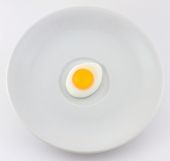 ソーサーに目玉お菓子