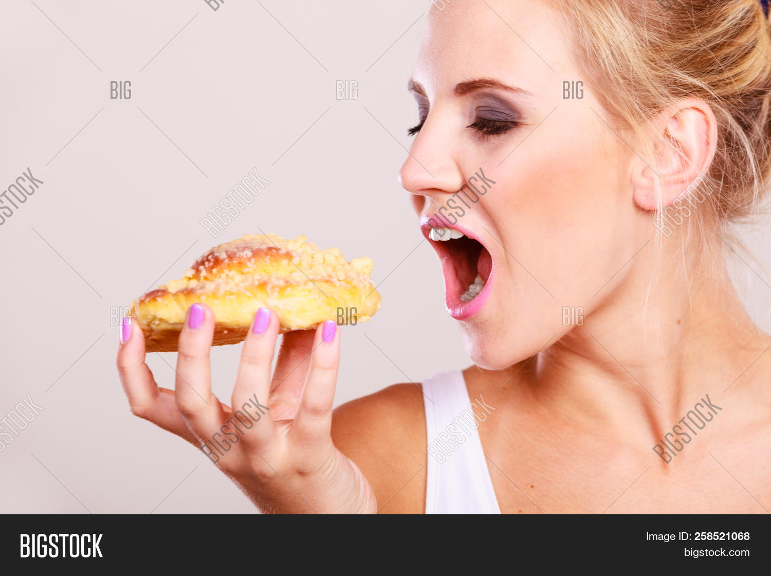 Похудение креатив. Потолстеешь ли от мороженого. Наслаждение едой. Девушка кушает булочку. Девушка с чипсами.