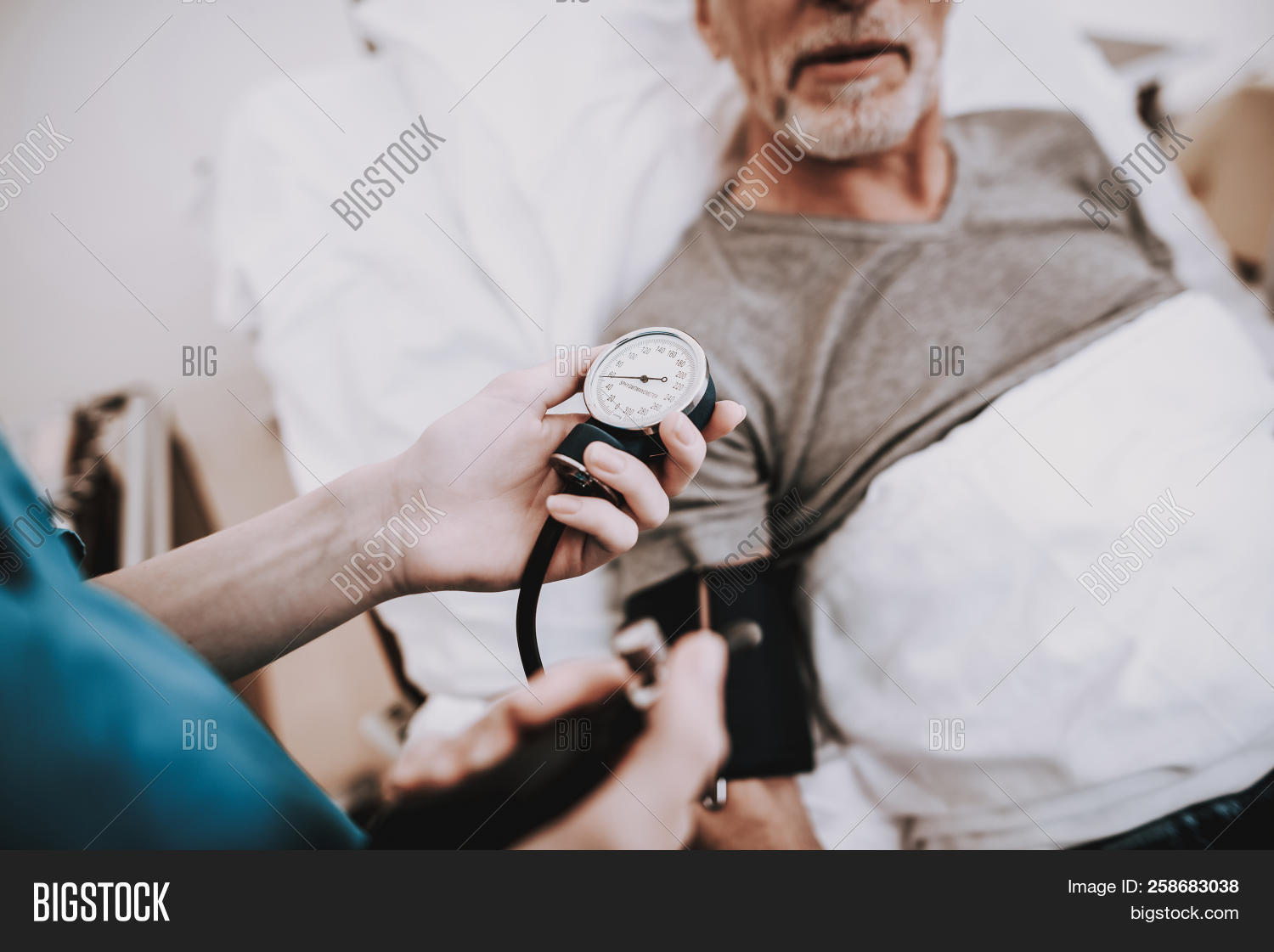 Дедушка меряет давление. Давление у лежачего больного. Гипертония у пожилых. Давление лежачего человека. Положение пациента при измерении артериального давления.