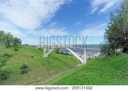 Nizhny Novgorod, Russia. - June 21.2018. Pedestrian Bridge Across The Sergievsky Ravine On The Backg