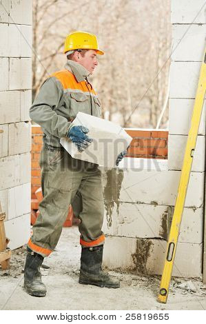 pedreiro de trabalhador de pedreiro de construção de levantamento e instalação de tijolo de silicato de cálcio