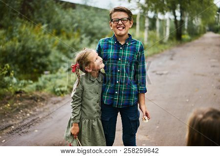 Funny Embrace Girl With Red Tress Quaver Boy Green Shirt
