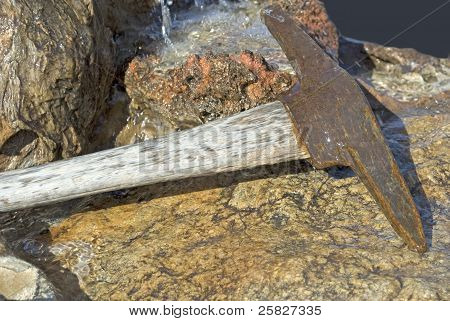 Vecchi minatori pick con acqua