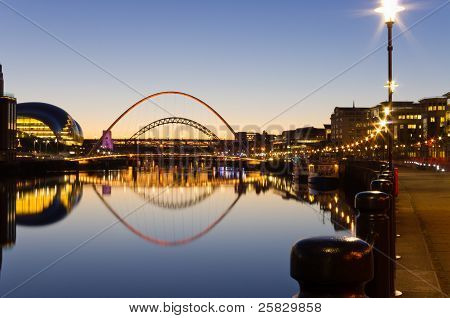 Ponti Tyne riflesse