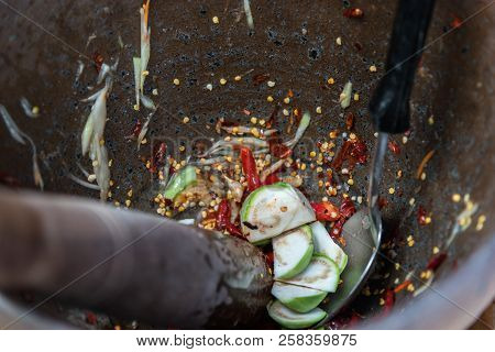Papaya Salad Or Papaya Pok Pok (som Tum)