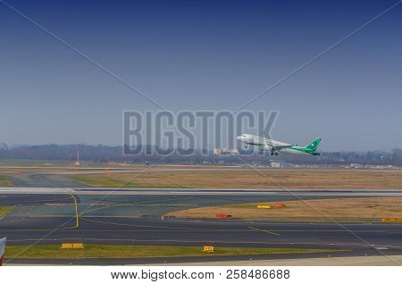 Dusseldorf, Nrw, Germany - March 18, 2015: Airbus A321 Of Irak Airlines At Startup On The Dusseldorf