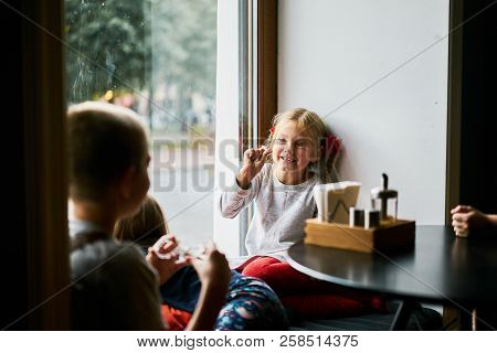 Girl Talk Eat In Book Cafe Warm Fingers