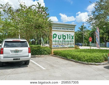 Miami, Usa - August 22, 2018: Publix Store Logo. Publix Super Markets Is An Employee-owned, American