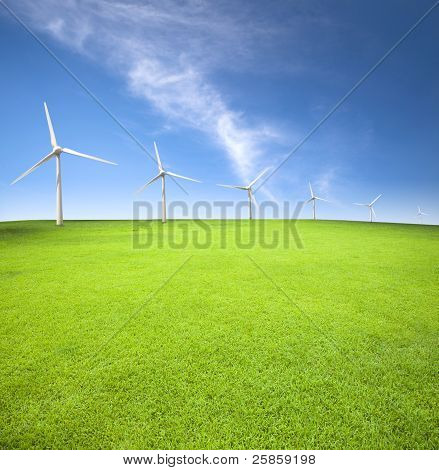 Větrné turbíny v zelené oblasti s pozadím mrak