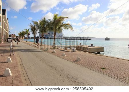 Kralendijk, Bonaire: 12/16/17: Royal Princess Cruise Ship Docked In Bonaire