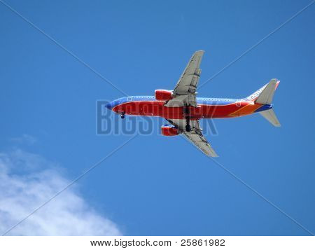 Sobrecarga de moscas sudoeste avião com rodas caiu como ele define a terra