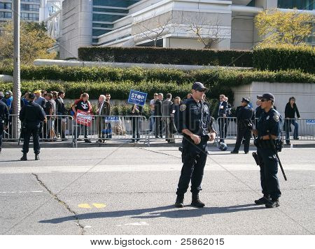 SFPD seistä kadulla aikana protesti Howard Street