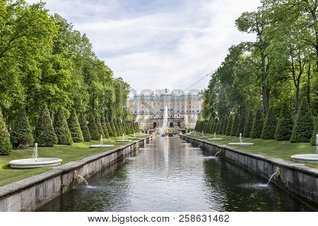 St Petersburg, Russia - 03 June, 2018: Horizontal Picture Of The Channel And Peterhof Palace, Import