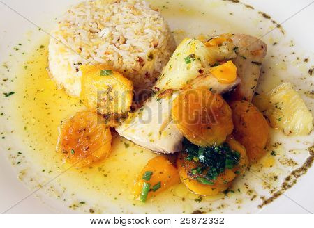 Brasilianske Pan-brændt fisk med passionsfrugt sauce og tropiske frugter