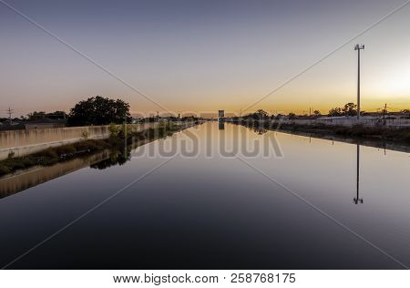 New Orleans, Usa - Nov 28, 2017: View At Dusk Of The 17th Street Canal Around The West End Area. Thi