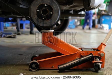 Brake Disc & Wheel Hub Axle Heck In Auto Service. Car Lift Up For Tyre Replacement In Garage.