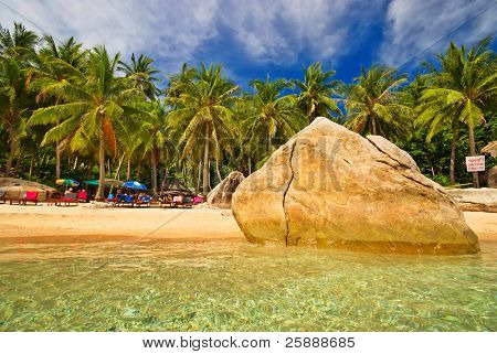 Spiaggia idilliaca con grande pietra